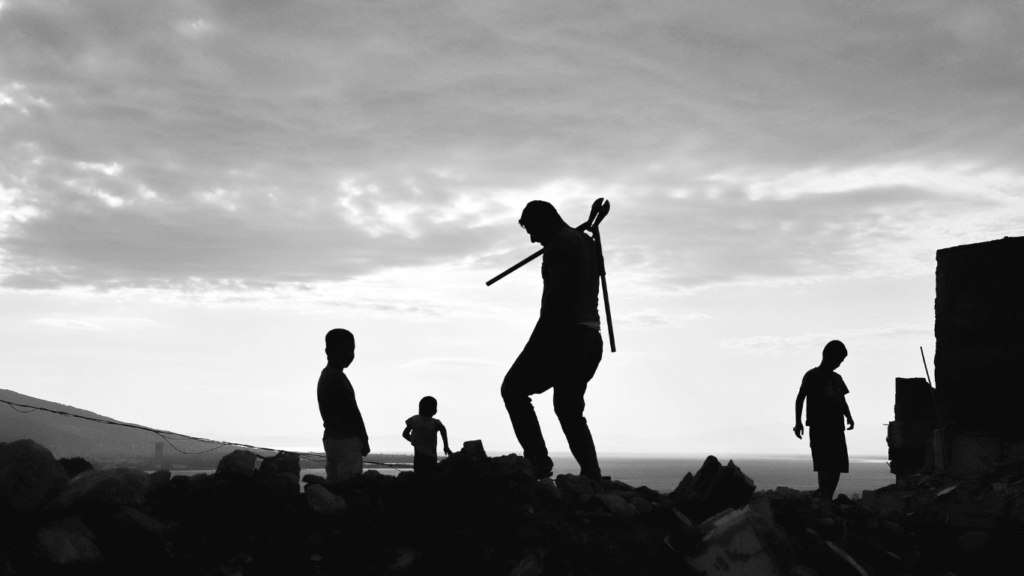 Homem trabalhador em um terreno com algumas crianças em volta