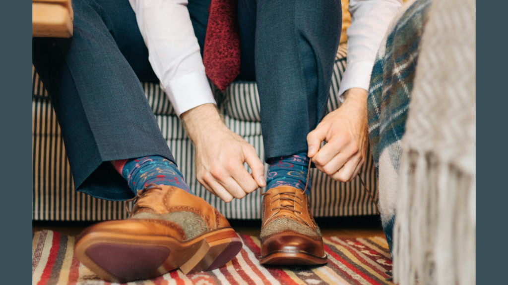 Homem sentado amarrando o sapato