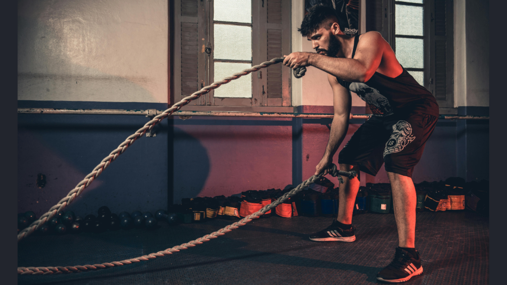 Homem fazendo treino de cordas na academia