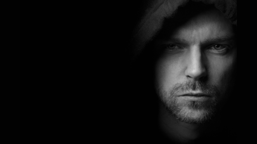 Homem com o rosto parcialmente na sombra