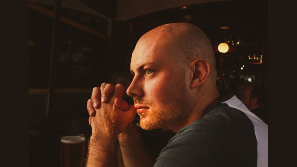 homem refletindo sobre controle da mente e ilusões da vida