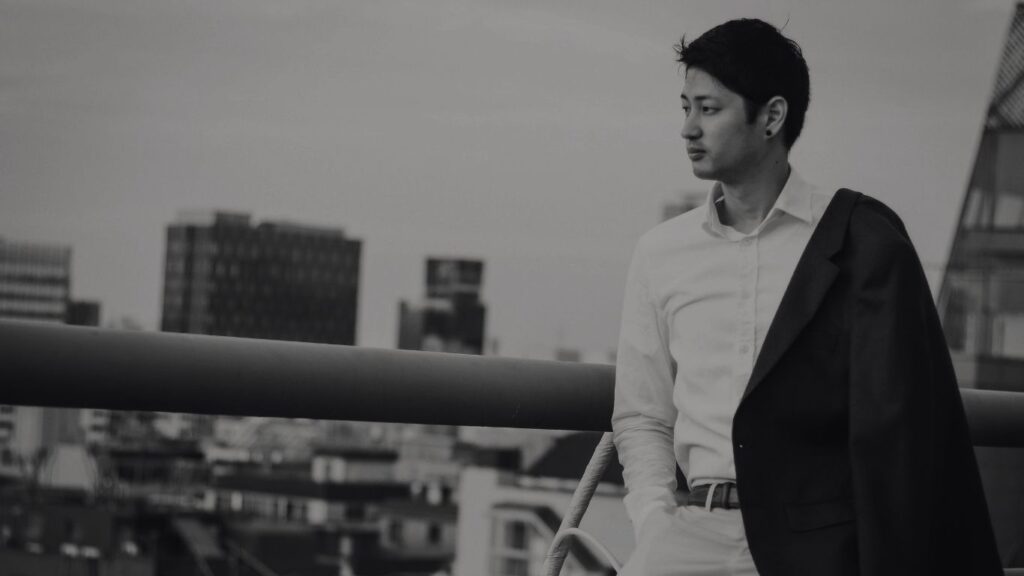 homem refletindo sobre decisões e maturidade emocional masculina