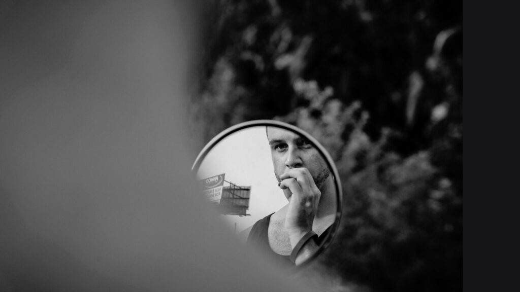 Homem refletindo sobre sua postura masculina diante do espelho