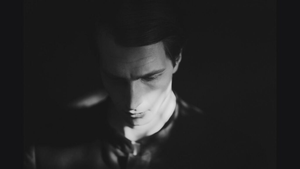 Homem pensando sobre sua postura masculina.