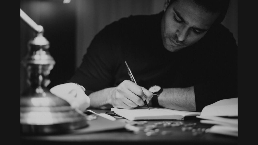 Homem sem contrle financeiro, sentado anotando em um caderno